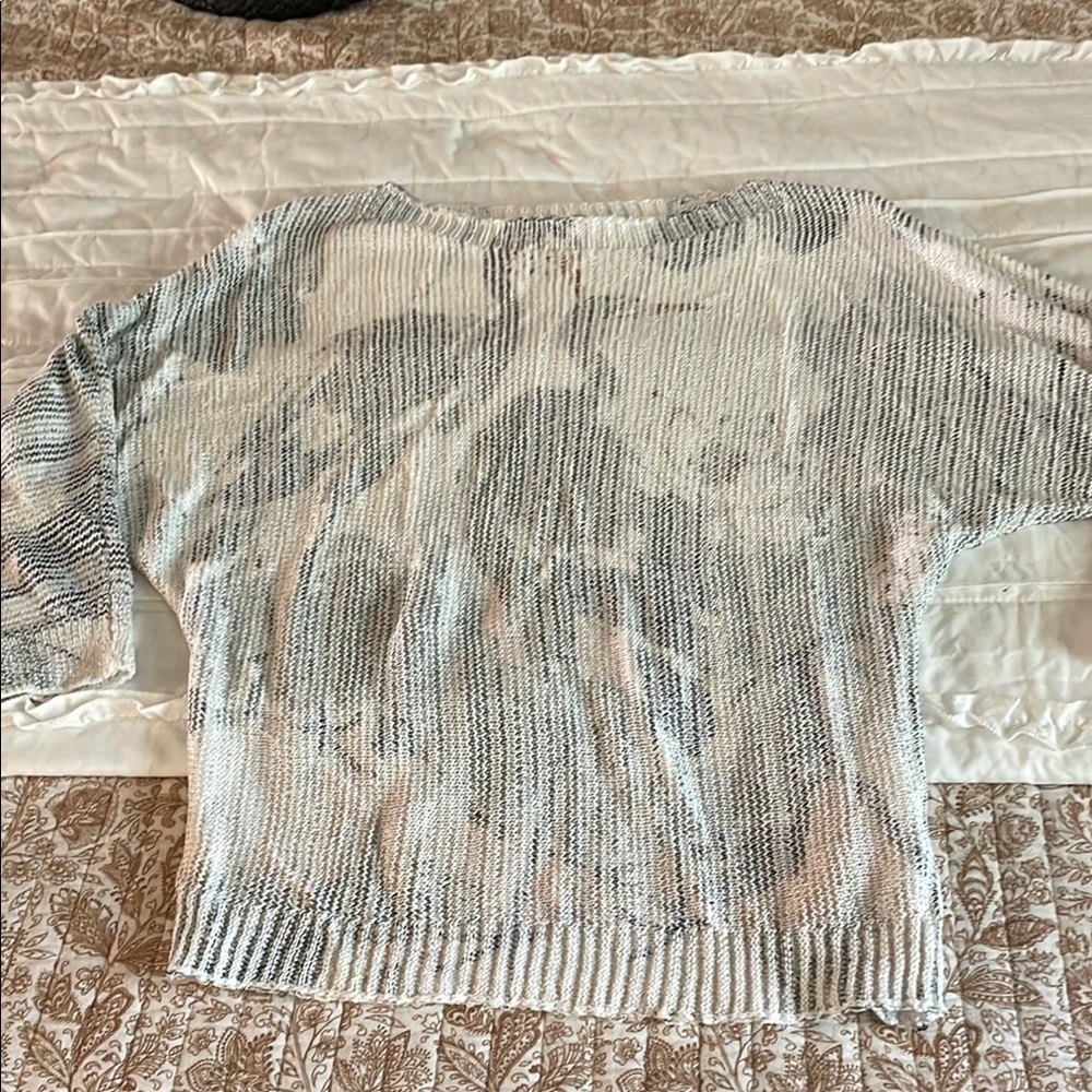 Sioni Gray and White Crew Neck Sweater with Ribbed Texture